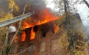 В Узловой добровольцы вместе со спасателями тушили пожар в старом здании